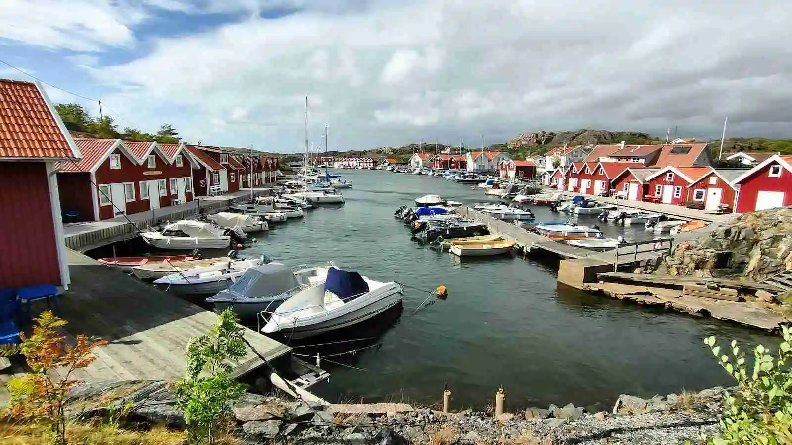 Upptäck Ställplats Mossholmen på Tjörn! Året runt-öppen ställplats vid havet med el, dusch, WC, tömning & marina service. Perfekt för husbil & husvagn.