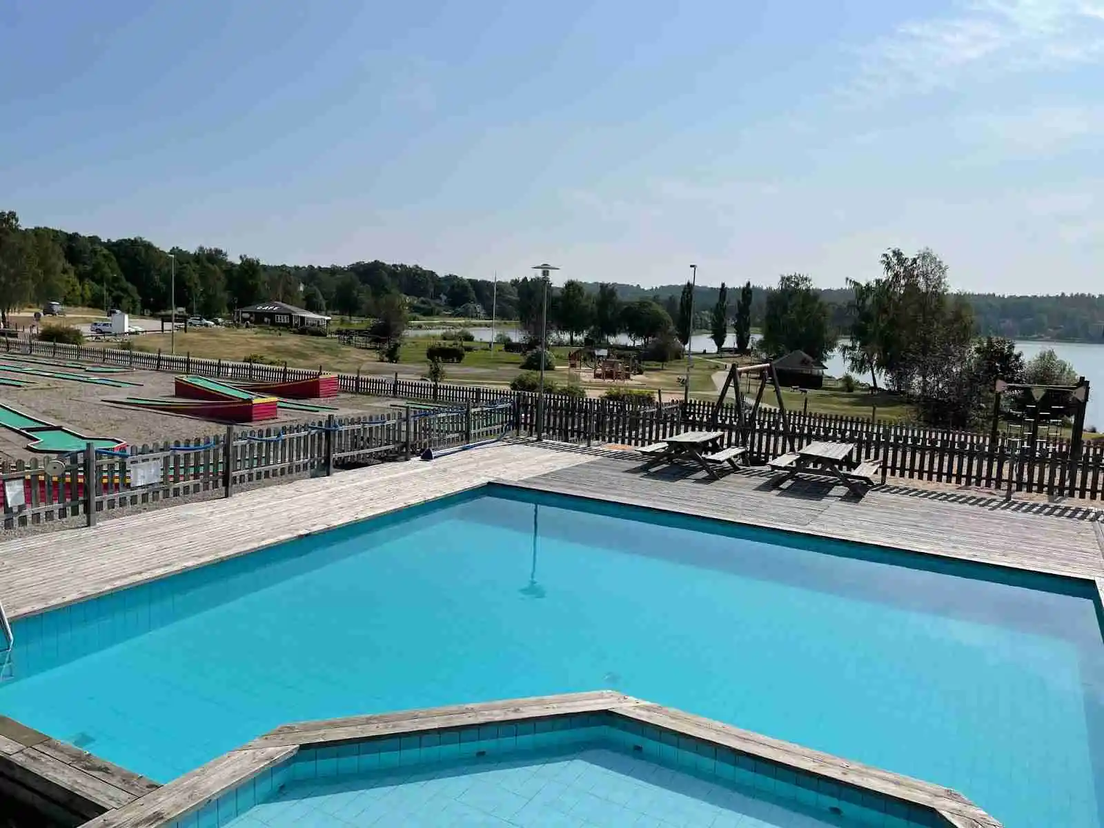 Ställplats Vegby Camping vid Sämsjön. Familjevänligt med el, servicehus, pool, minigolf, båtuthyrning & sjöutsikt. Nära Ulricehamn. Boka din plats!