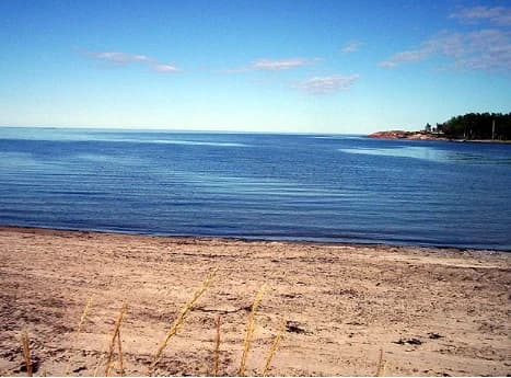 Upptäck Väddö Havsbad & Camping – naturskön ställplats i Roslagen vid Ålands hav. Njut av 300m sandstrand, havsbad, dusch, WC, kök & nära Roslagsleden.