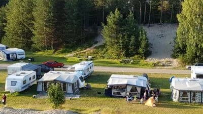 Upptäck Hemlunda Camping: naturnära ställplatser för husbil/husvagn i Piteå. Nära bad, vandring, Piteå centrum och Pite Havsbad. Boka din plats!