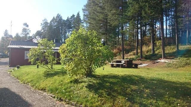 Upptäck Kolbacken Stugby & Camping i Hörby! Naturnära ställplatser för husbil/husvagn med el, dusch, WC, fiske & vandring. Familje- & husdjursvänligt.