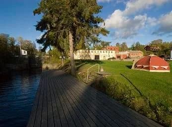 Upptäck Alcatraz ställplats i Gustavsfors vid Dalslands Kanal. Perfekt för husbil/husvagn med sjöutsikt, el, service & massor av äventyr. Djur välkomna!