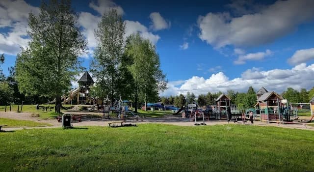 Upptäck Arctic Camp Jokkmokk! Ställplats vid Polcirkeln med pool, spa, restaurang & aktiviteter. Perfekt för husbil/husvagn. Nära natur & kultur.