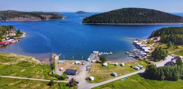 Upptäck Barsta Camping – ställplatser med el i Barsta hamn, Höga Kusten. Nära vandring, fiske & Rotsidan. Boka din naturnära plats i världsarvet!