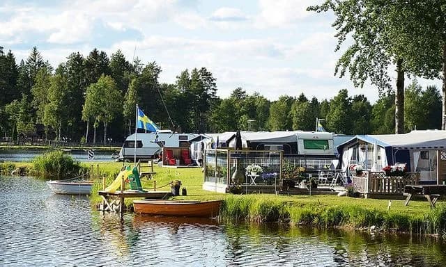 Upplev Berkinge Bad & Fiskecamp! Året runt-öppen ställplats & camping i Uppland med äventyrsbad, fiske, restaurang & stora tomter. Nära Lövstabruk.