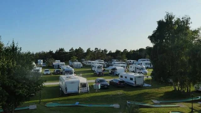 Utforska Burgsviks Camping på södra Gotland! Kompletta ställplatser för husbil/husvagn med el, pool, restaurang, spa & full service nära Burgsvik.