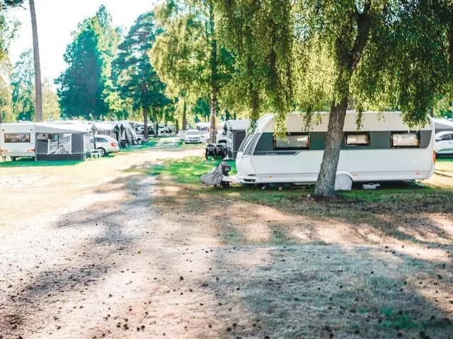 Upplev Böda Sand Beach Resort, en premium ställplats på Öland vid en 2 mil lång sandstrand. Pool, spa, restauranger & massor av aktiviteter. Perfekt för husbil!