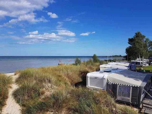 Hitta din perfekta ställplats vid Bödabukten! Böda Riviera erbjuder strandnära camping för husbil/husvagn med toppservice på Öland. Familjevänligt!