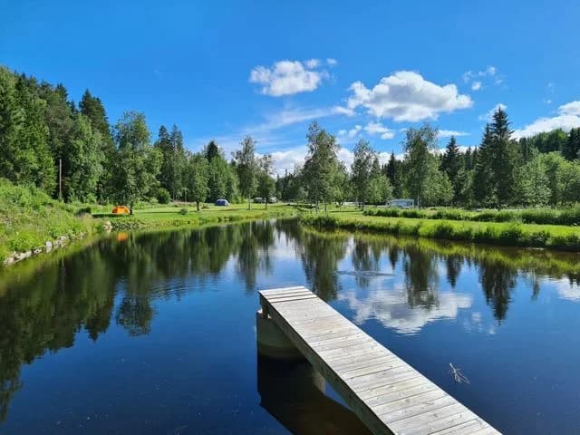 Fantastisk ställplats vid Camp Dammån i Jämtland. Perfekt för fiske (Dammåöring!), husbil & husvagn. Naturnära med restaurang, kajak & vandring.