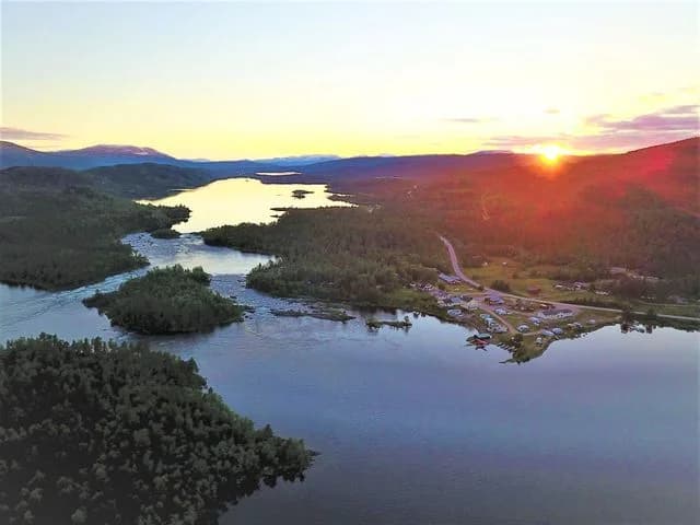 Upptäck Camp Gauto i Laisvall, Arjeplog – en fullservice ställplats vid sjön Gautosjön. Elplatser, fiske, vandring, restaurang, bageri & servicehus.