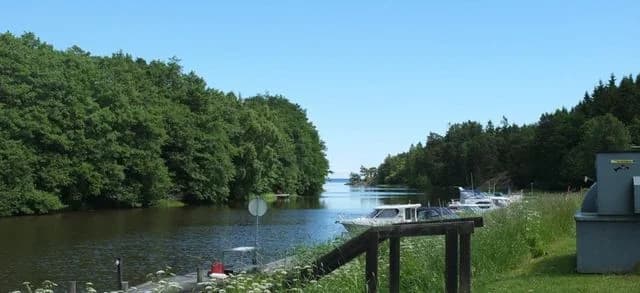 Upptäck Dalbergså Camping & Gästhamn! Familjär ställplats vid Vänern med el, service, restaurang, bad & fiske. Perfekt för husbil/husvagn i Dalsland.