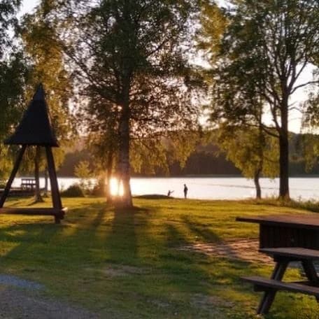 Upptäck EFS Sommarhem Prästänget, en fridfull ställplats nära Örnsköldsvik vid Veckefjärden. Familjevänligt med bad, dusch, kök & tvättmaskin.