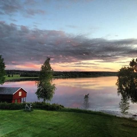 Naturskön ställplats vid Luleälven hos EFS Sundet, Luleå. Erbjuder el, dusch, kök, wifi, latrintömning & café. Nära centrum. Perfekt för husbil/husvagn.