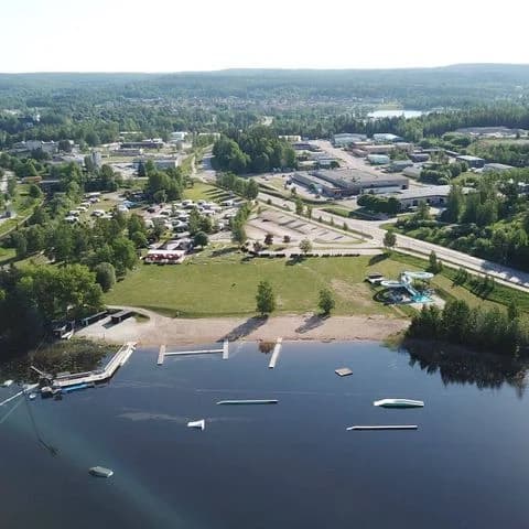 Upptäck Eskilns Bad & Camping i Fagersta! Året runt-öppen ställplats vid sjön Eskiln med strand, padel, fiske & restaurang. Perfekt för husbil/husvagn.