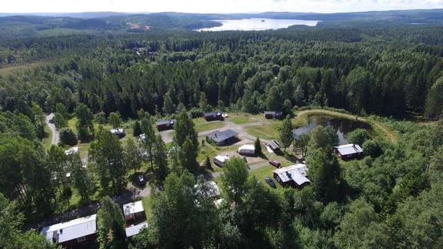 Upptäck Fjällbergets ställplats i Grängesberg! 10 platser med el för husbil/husvagn. Nära skidbacke, fiske, bastu & servicehus. Boka din plats året runt!