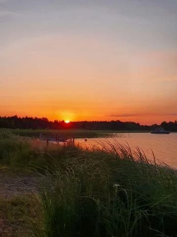 Hitta lugnet på Schwedenpause i Österfärnebo. Naturskön ställplats vid Dalälven med el, servicehus, bastu, kajak & fiske. Nära nationalpark. Husdjur välkomna!