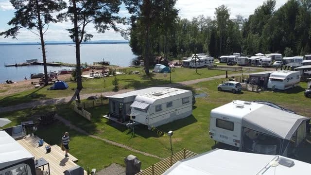 Fönebo Camping: Ställplats vid Norrdellen, Hälsingland. Njut av sandstrand, restaurang, bastu & full service för husbil/husvagn. Boka din plats idag!
