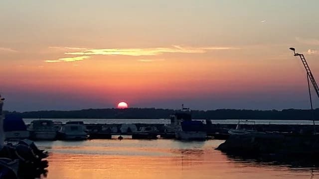 Upptäck Gissleviks Camping! Ställplatser & camping nära Torhamn i Blekinge. Långgrund sandstrand, servicehus & nära skärgården. Perfekt för husbil!
