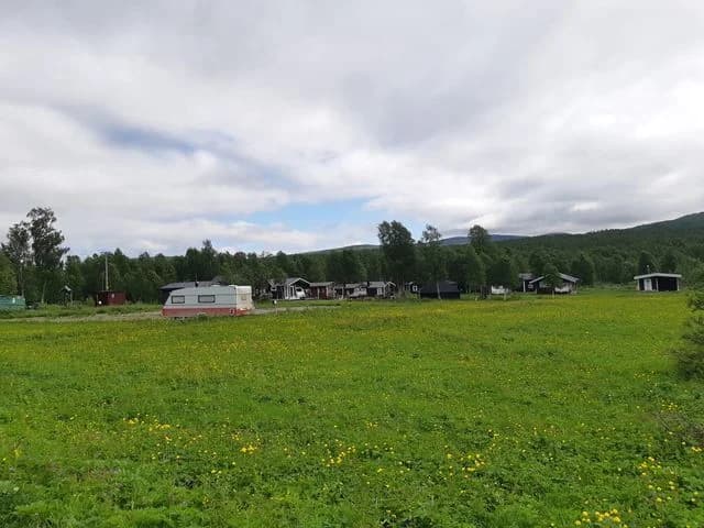 Upptäck Gränssjöarna ställplats i Kittelfjäll! Naturnära boende vid Vapstälven med 8 elplatser, servicehus, bastu & fiske. Boka din husbil/husvagn!