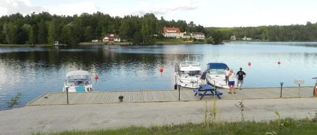 Unik ställplats i Håverud vid akvedukten! Håveruds Camping erbjuder 44 elplatser för husbil/husvagn vid Dalslands Kanal. Drivs av Håfreströms IF.