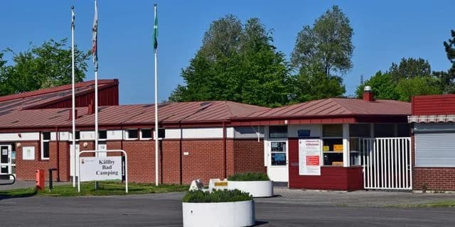 Ställplats vid Källbybadet i Lund! Njut av pool, camping & närhet till city. Perfekt för husbil & husvagn med el, service & familjeaktiviteter.