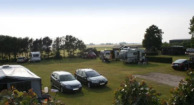 Upptäck Lilla Tjärby Livs & Camping – prisvärd ställplats i Laholm med el, servicehus & unik närbutik. Perfekt för fiske i Lagan. Öppet apr-okt.