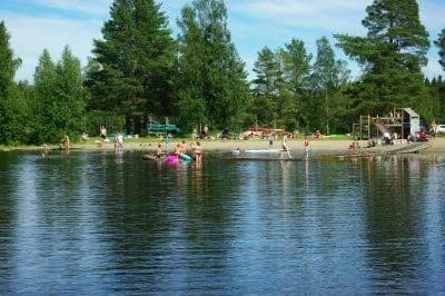 Upptäck Lits Camping, en naturnära ställplats i Lit vid E45 nära Östersund. Öppet året runt med elplatser, servicehus, gratis WiFi & dusch. Perfekt för husbil.