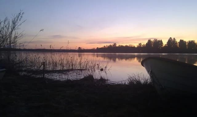 Upptäck Malmöns Camping i Köping! Fina ställplatser för husbil/husvagn vid Mälaren. Nära stad, fiske, bad & service. Boka din campingplats idag!