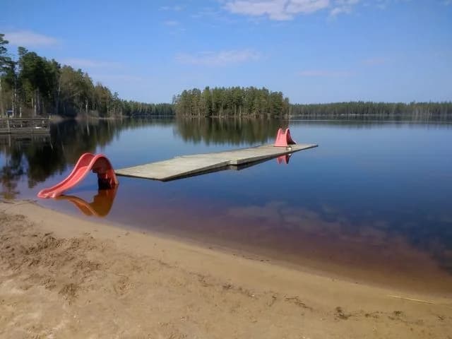 Upptäck Medskogssjöns Camping i Ockelbo – en året runt-öppen ställplats vid sjön med restaurang, bad, fiske, bastu & aktiviteter för hela familjen.