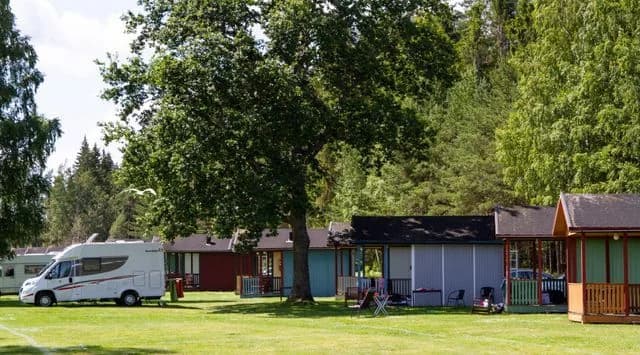 Upptäck Vita Sandar i Mellerud! Fantastiska ställplatser vid Vänern med pool, restaurang, strand & aktiviteter. Öppet året runt. Boka din husbilsplats!