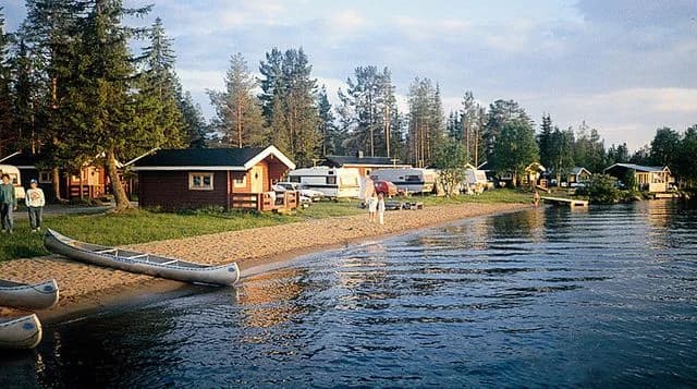 Hitta din ställplats på Moskosel Camping & Stugor! Nära Rallarmuseet & fiske i Arvidsjaur. Perfekt för husbil/husvagn. WC, dusch & vacker natur.