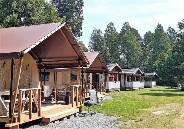 Hitta din perfekta ställplats vid sjön Mycklaflon! Mycklaflons Camping nära Eksjö erbjuder elplatser, Quickstop, bad, fiske & full service för husbil/husvagn.