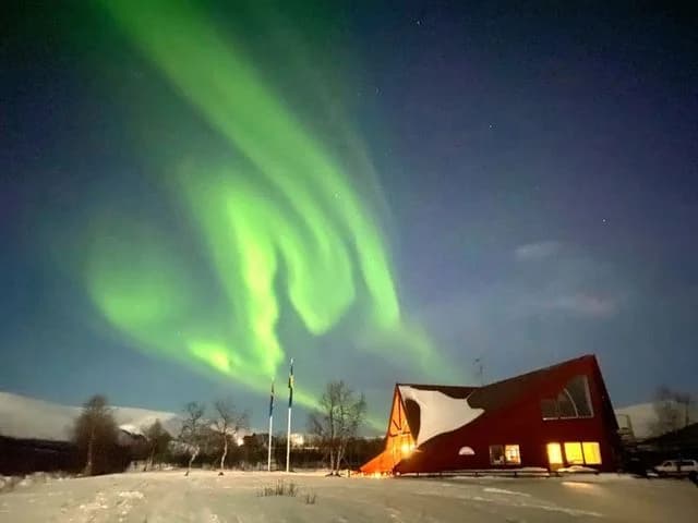 Ställplats Nikkaluokta Sarri vid Kebnekaise. Husbil/husvagn nära Kungsleden. El, service, restaurang (Sami), bastu, vandring, fiske. Boka din plats!