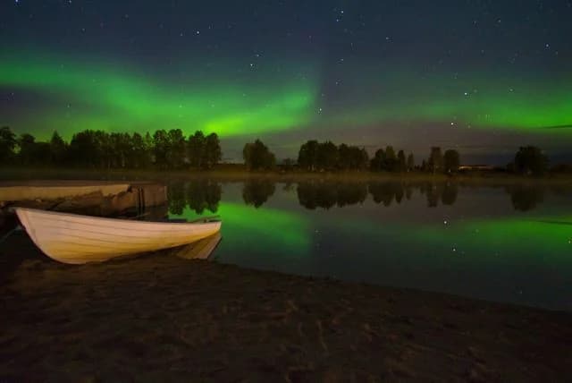 Hitta din perfekta ställplats vid Torne älv på Övertorneå Camping (Norrsken Lodge). Elplatser, husbil/husvagn, midnattssol, norrsken & massor av aktiviteter.