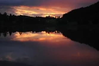 Upptäck Nässoms Camping, en lugn ställplats i Bjärtrå nära Höga Kusten. Erbjuder el, servicehus, bastu, bad & fiske. Perfekt för husbil/husvagn.