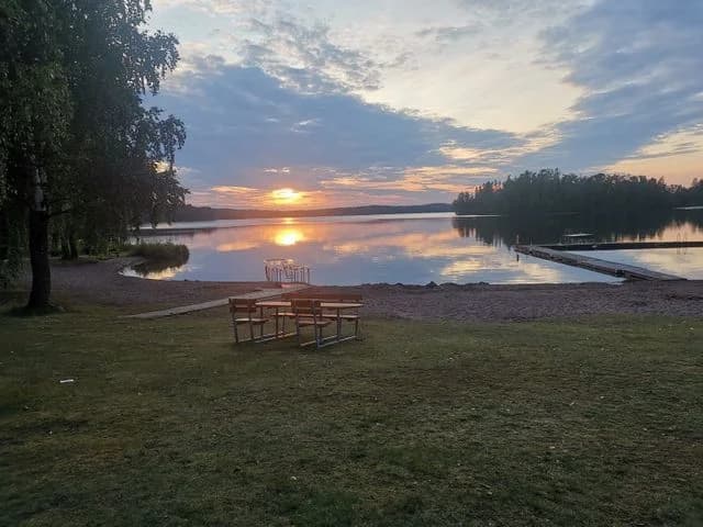 Upptäck Odensvi Camping – en idyllisk ställplats i Småland vid sjö med bad, fiske & service via lanthandeln. El, kök, dusch, hundrastgård. Perfekt för husbil!