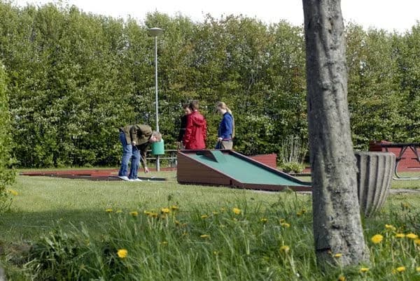 Ställplats vid sjön Åsunden i Ulricehamn. Prångens Camping erbjuder året runt-öppna platser för husbil/husvagn nära bad, skidåkning & stad.