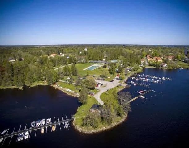 Upptäck Rörholmsbadet Camping i Söderfors! Ställplatser vid Dalälven med pool (öppnar 2025), fiske, kanot, vandring & familjeaktiviteter. Öppet året runt.