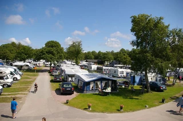 Upptäck Råbocka Camping i Ängelholm – havsnära ställplatser vid 6 km sandstrand. Fullservice, familjevänligt, nära city, natur & aktiviteter. Boka din plats!