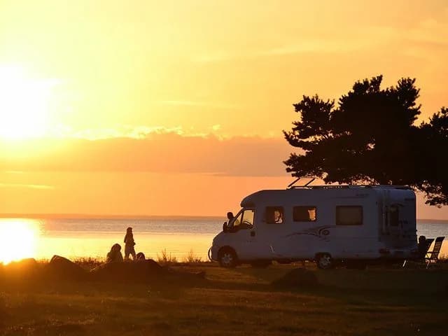 Hitta din perfekta ställplats på Sandviks Camping, Södra Öland! Njut av havsutsikt, Alvaret, fågelskådning & cykling. El, Quickstop & service. Boka nu!