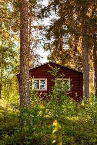 Upptäck Selholmens Camping i Älvsbyn! Perfekta ställplatser för husbil/husvagn vid Piteälven. El, service, fiske, bad, bastu & restaurang. Boka nu!
