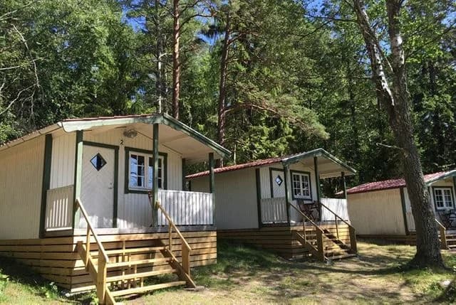 Hitta din perfekta ställplats på Seläter Camping i Strömstad! Året runt-öppen camping nära hav & golf. Rymliga platser, servicehus, restaurang & aktiviteter.