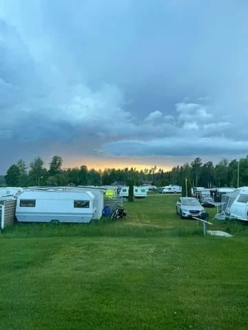 Naturnära ställplatser vid Siggefora Camping, Järlåsa. Njut av bad, fiske, vandring & restaurang vid sjön. Full service för husbil/husvagn i Uppland.