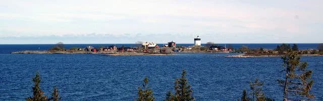Upptäck Singö Camping! Året runt-öppna ställplatser för husbil/husvagn vid havet i Roslagen. Njut av klippbad, bastu, fiske & kiosk. Nära Grisslehamn.