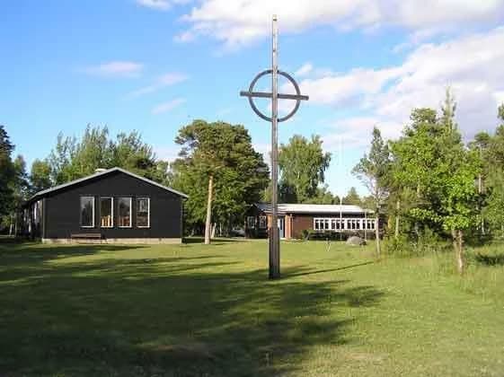 Upptäck Snäckan ställplats nära Klintehamn, Gotland. Naturnära boende för husbil/husvagn med el, dusch, WC, kök (sommar). Familjevänligt, Wi-Fi.