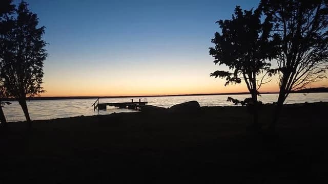 Hitta din perfekta ställplats på Fårö hos Solhaga Camping! Naturnära camping nära färjan med elplatser, servicehus, dusch, kök & nära bad. Boka idag!
