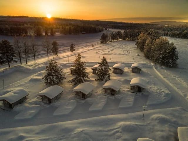 Upptäck Sorsele Camping – natursköna ställplatser för husbil & husvagn vid Vindelälven. Nära E45, fiske, vandring & full service. Boka din plats!