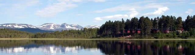 Upptäck Storsjö Fiskecamp – naturskön ställplats i Jämtlandsfjällen. Perfekt för husbil/husvagn med el, service & fantastiskt fiske året runt.