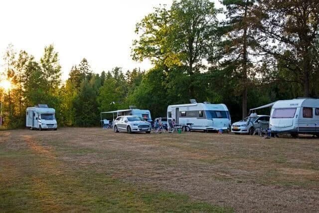 Upptäck Sörbostrands Camping! Natursköna ställplatser för husbil/husvagn vid Vänern i Dalsland. Njut av sjöutsikt, sandstrand & bra service. Öppet sommartid.
