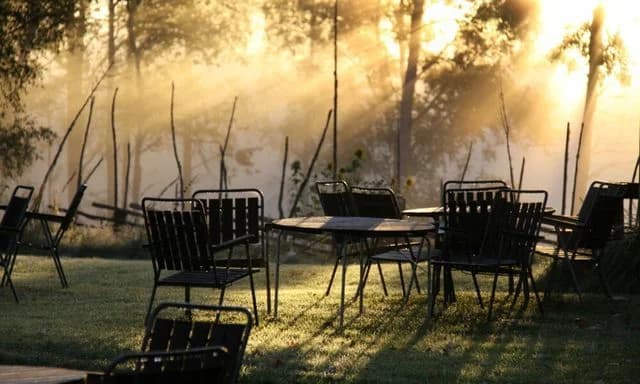 Unika ställplatser för husbil/husvagn i Tivedstorp, mitt i Tivedens skogar. Nära nationalparken, vandring & MTB. Service: El, dusch, WC, café, restaurang.